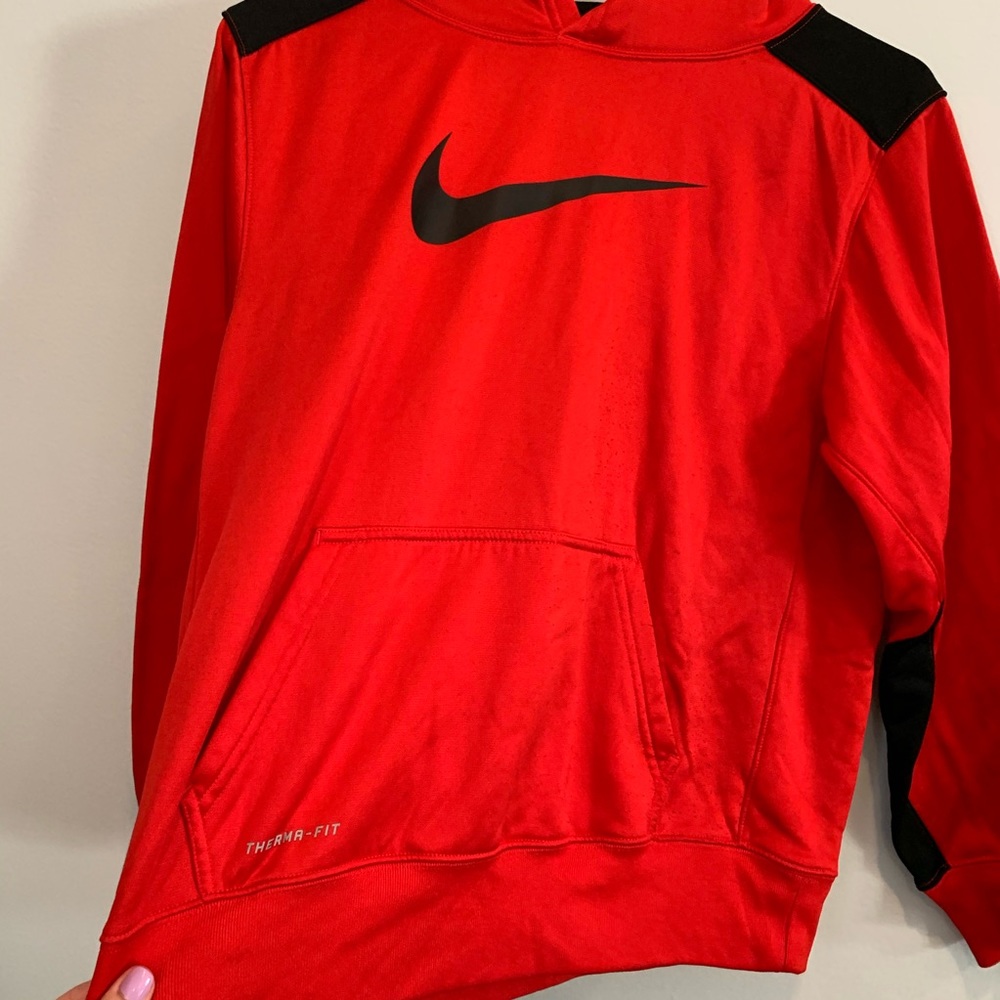 nike therma-fit sweatshirt